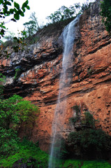Fototapeta na wymiar Sud Africa, 01/10/2009: le rocce rosse e Lone Creek Falls, la cascata che precipita di 70 metri nel torrente vicino alla città di Sabie, nello Mpumalanga