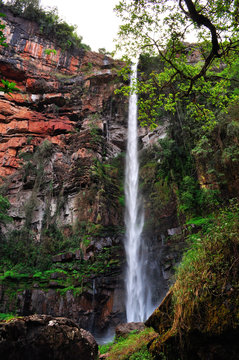 Sud Africa, 01/10/2009: le rocce rosse e Lone Creek Falls, la cascata che precipita di 70 metri nel torrente vicino alla città di Sabie, nello Mpumalanga