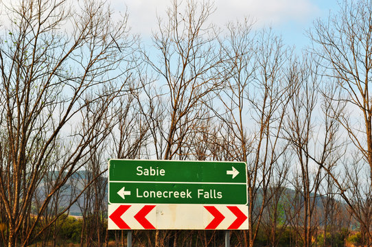 Sud Africa, 01/10/2009: il cartello stradale per Lone Creek Falls, la cascata vicino alla città di Sabie, nello Mpumalanga