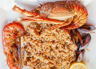 assiette de paëlla espagnole aux fruits de mer 