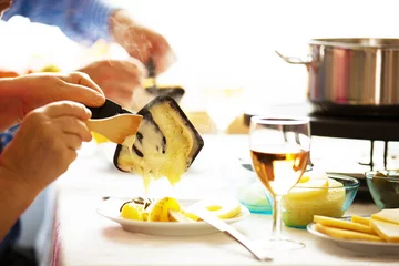 Foto op Plexiglas Family eating raclette. Close up concept. © grki