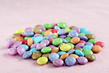confettini di cioccolato rivestiti e colorati