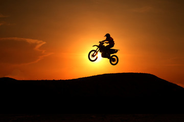 Obraz premium motorcycle silhouette are jumping