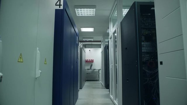 Серверная в дата-центре горячий коридор