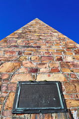 Port Elizabeth, 26/09/2009: la targa della Piramide di pietra eretta nel 1829 da Sir Rufane Donkin in memoria della sua defunta moglie, Elizabeth, nome poi dato alla città