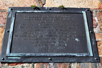 Port Elizabeth, 26/09/2009: la targa della Piramide di pietra eretta nel 1829 da Sir Rufane Donkin in memoria della sua defunta moglie, Elizabeth, nome poi dato alla città