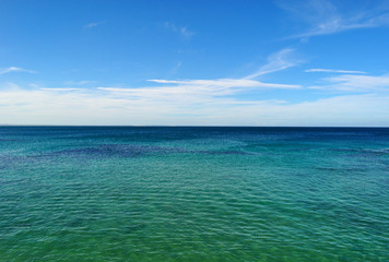 Fototapeta na wymiar Paesaggio marino: acqua cristallina con vista dell'orizzonte e del cielo azzurro
