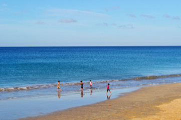 Sud Africa, 26/09/2009: bambini che giocano su una spiaggia lungo la baia di Algoa a Port Elizabeth, una delle pi&ugrave; grandi citt&agrave; del Sud Africa
