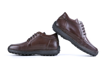 botim masculino em pele em fundo branco