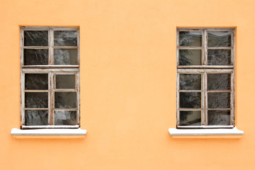 Fototapeta premium Orange wall with two old windows