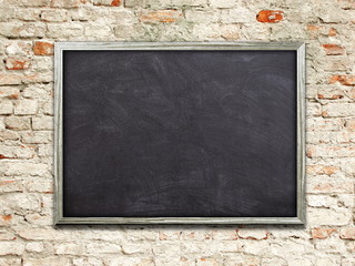 Single blank blackboard frame on weathered brick wall background © ma3d.it