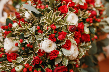 Fototapeta na wymiar wedding banquet flower decoration in bright red color