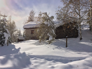maison dans la neige 