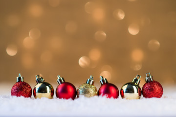 weihnachtskugeln im schnee