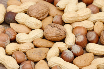 Viele Nüsse auf Holz 