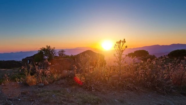 Timelapse, Zeitraffer mit bewegung von Sonnenaufgang / untergang in den Bergen mit Wolken am Himmel Spaniens