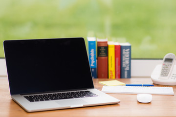 arbeitsplatz mit einem laptop