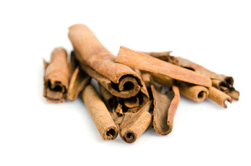 Cinnamon sticks putting on wood background
