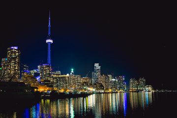 Obraz premium Toronto Night Skyline and Lake Ontario