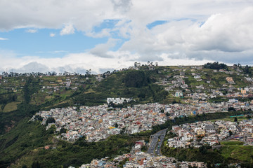 Fototapeta na wymiar Autopista General Rumiñahui, Stadtviertel; Quito, Ecuador