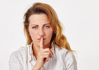 Naklejka premium Portrait of beautiful young woman showing silence gesture