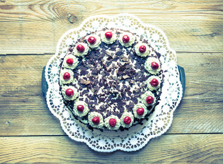 Schwarzwälder Kirschtorte auf rustikal Holz