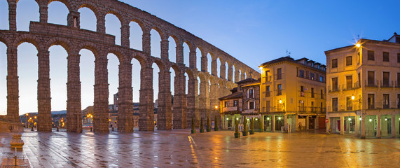 SEGOVIA, SPANIEN, APRIL - 13. 2016: Aquädukt von Segovia und Plaza del Azoguejo in der Abenddämmerung.