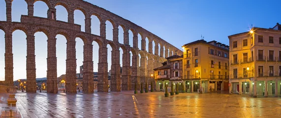 Deurstickers Rudnes SEGOVIA, SPANJE, APRIL - 13, 2016: Aquaduct van Segovia en Plaza del Azoguejo in de schemering.