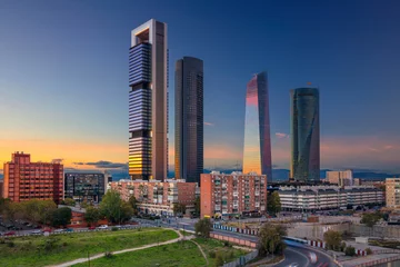 Keuken spatwand met foto Madrid. Afbeelding van het financiële district van Madrid, Spanje met moderne wolkenkrabbers tijdens zonsondergang. © rudi1976