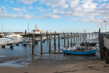 Fototapeta na wymiar Hafen Fischkutter trockengefallen bei Niedrigwasser