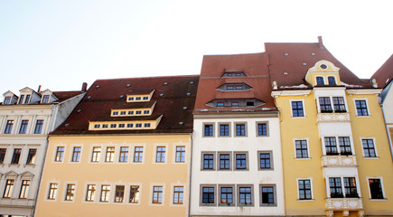 Häuserfront/Häuserfront einer Altstadt, sanierte Fassaden, Ziegeldächer mit mehrgeschossigen Dachgauben, historische Bürgerhäuser 