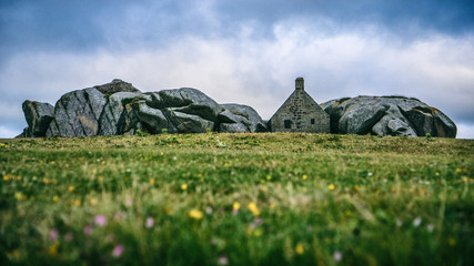 Haus zwischen Felsen in Meneham - Bretagne Frankreich 