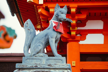 Fototapeta premium Fox stone statue at Fushimi Inari Shrine (Fushimi Inari Taisha) temple in Japan
