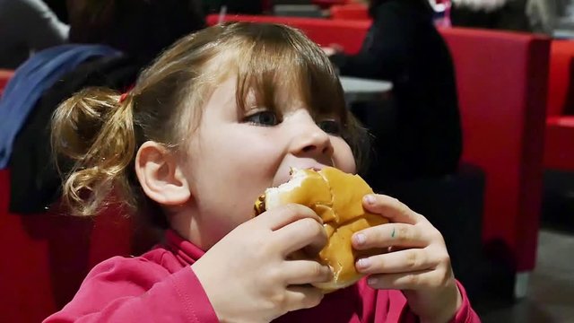 enfant et son burger (slow motion=