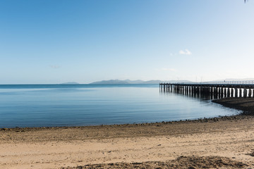 Obraz premium Calm water at the beach by the pier on South Molle Island, Whitsunday Islands, Queensland, Australia