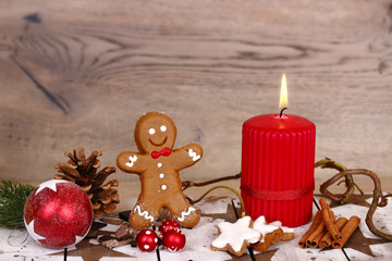 rote kerze und lebkuchen