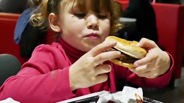 enfant et son burger (slow motion=
