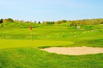 Obraz premium Golf place with gorgeous green and blue sky view