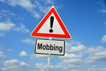 Mobbing, Psychoterror, Berufsleben, mobben, Schild, Achtung, Warnung, symbolisch, Arbeitsrecht, Kollegen, Ausgrenzung, Diskriminierung, Arbeitspsychologie