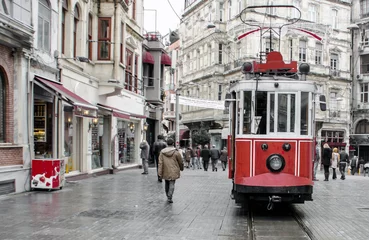 Zelfklevend Fotobehang Oude tram in Istanbul © KAL'VAN