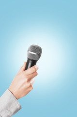 Microfono in mano per intervista