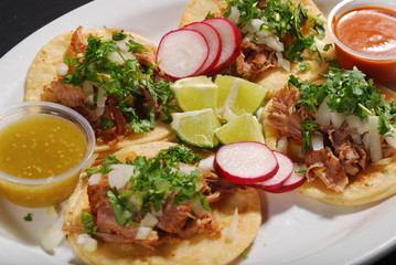 4 Tacos con carne, cilantro, cebolla, limon, salsa roja y verde y rabanos