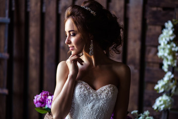 Obraz na płótnie Canvas Gorgeous bride young woman in a wedding dress with perfect makeup and hairstyle
