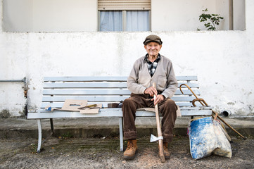 old man that work in old way on the bench