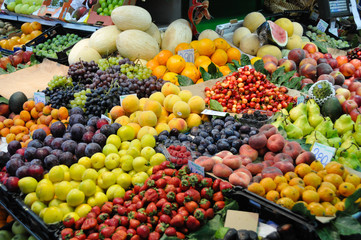 Farbige Früchte und Gemüse an Marktstand