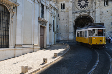 Fototapeta na wymiar Historisches Tram in Lissabon (Portugal)