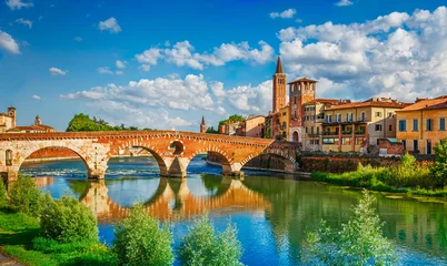 Fotobehang Brug Ponte Pietra in Verona aan de rivier de Adige © Yasonya