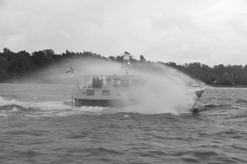 Polizeiboot in Finnland auf dem Meer mit hoher Geschwindigkeit in Gisch