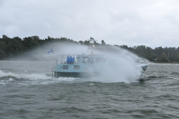 Polizeiboot in Finnland auf dem Meer mit hoher Geschwindigkeit in Gisch
