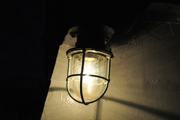 Lampe auf einem Schiff in der Nacht